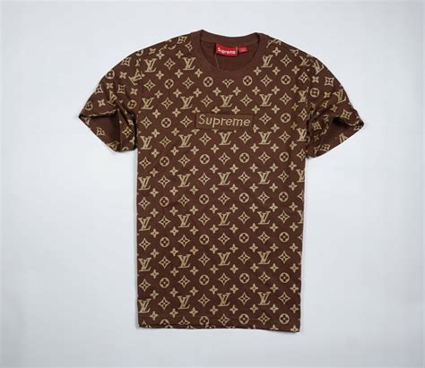 maglietta louis vuitton per supreme